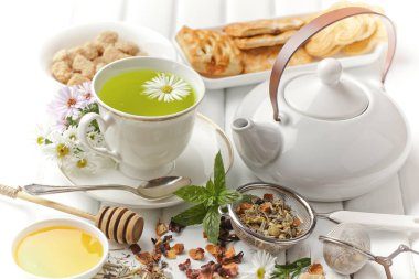 çay sıcak bir içecek olduğunu