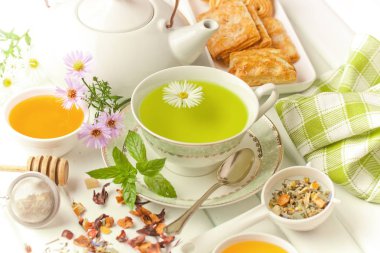 çay sıcak bir içecek olduğunu