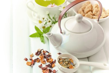 çay sıcak bir içecek olduğunu