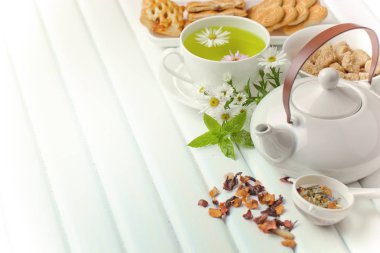 çay sıcak bir içecek olduğunu