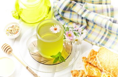 çay sıcak bir içecek olduğunu