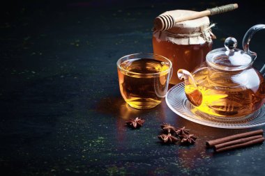 çay sıcak bir içecek olduğunu