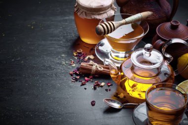 çay sıcak bir içecek olduğunu