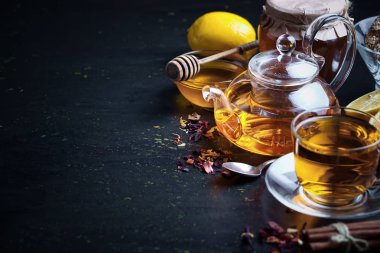 çay sıcak bir içecek olduğunu