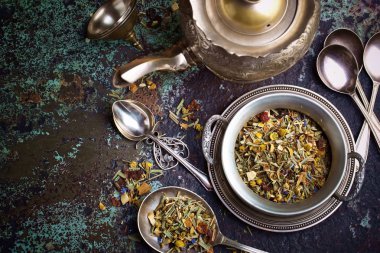 çay sıcak bir içecek olduğunu