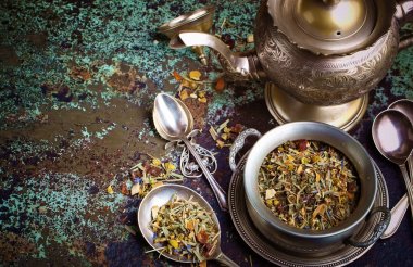 çay sıcak bir içecek olduğunu