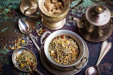 çay sıcak bir içecek olduğunu