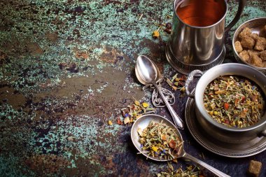 çay sıcak bir içecek olduğunu