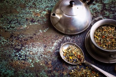 çay sıcak bir içecek olduğunu