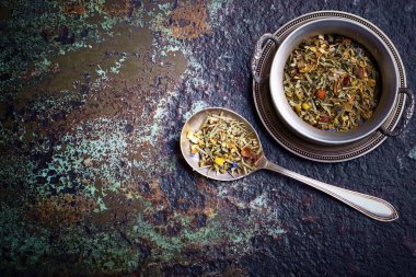 çay sıcak bir içecek olduğunu