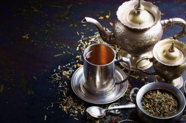 çay sıcak bir içecek olduğunu