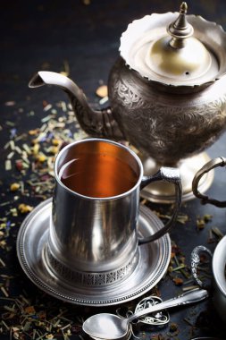 çay sıcak bir içecek olduğunu