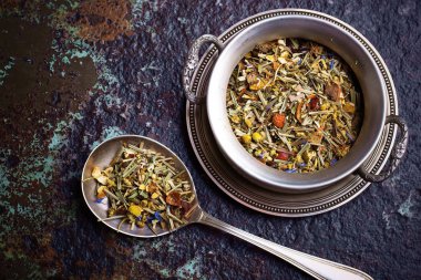 çay sıcak bir içecek olduğunu