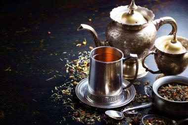 çay sıcak bir içecek olduğunu