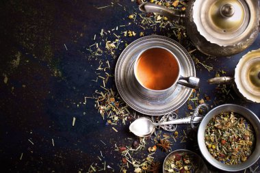 çay sıcak bir içecek olduğunu