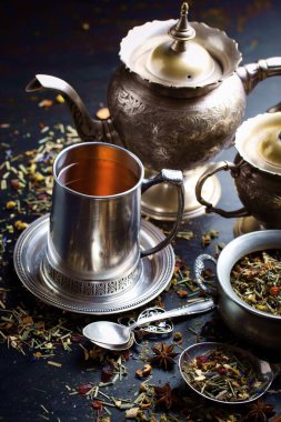 çay sıcak bir içecek olduğunu