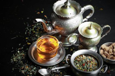 çay sıcak bir içecek olduğunu