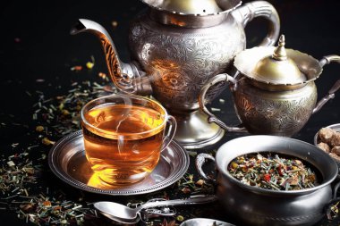 çay sıcak bir içecek olduğunu