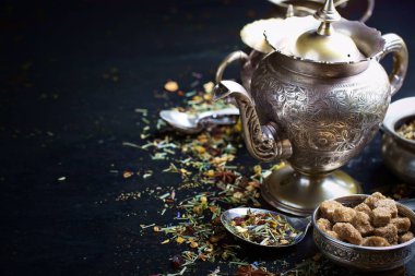 çay sıcak bir içecek olduğunu