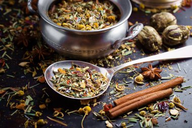 çay sıcak bir içecek olduğunu