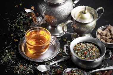 çay sıcak bir içecek olduğunu