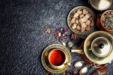 çay sıcak bir içecek olduğunu