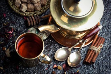 çay sıcak bir içecek olduğunu