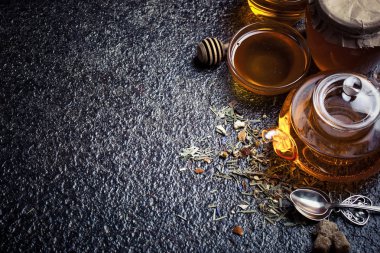 çay sıcak bir içecek olduğunu