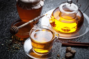 çay sıcak bir içecek olduğunu