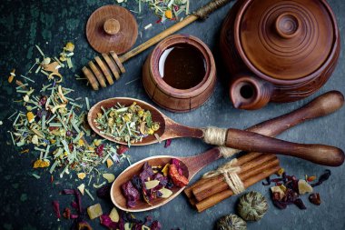 çay sıcak bir içecek olduğunu