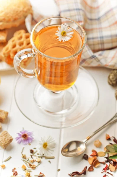 çay sıcak bir içecek olduğunu