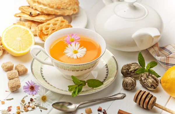 çay sıcak bir içecek olduğunu