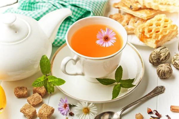 çay sıcak bir içecek olduğunu