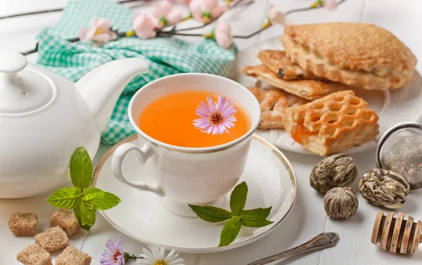 çay sıcak bir içecek olduğunu