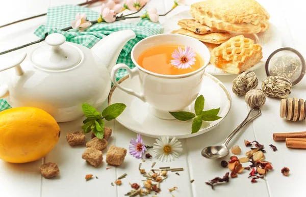 çay sıcak bir içecek olduğunu