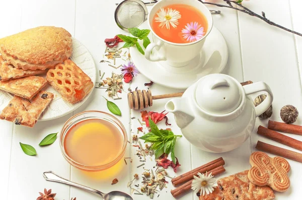 çay sıcak bir içecek olduğunu