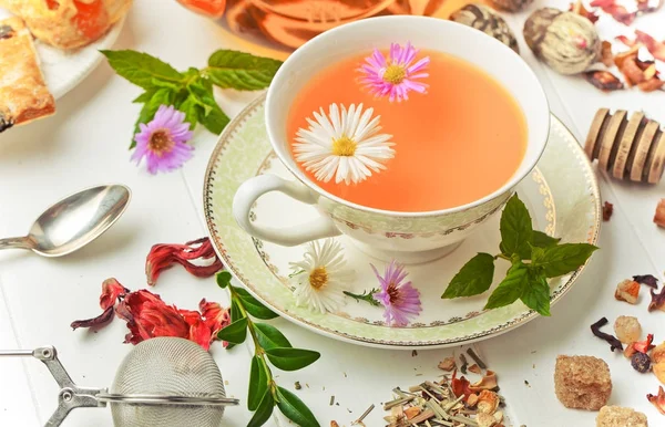 çay sıcak bir içecek olduğunu