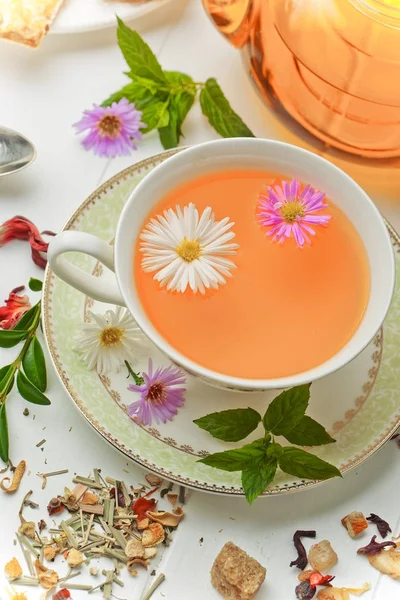 çay sıcak bir içecek olduğunu