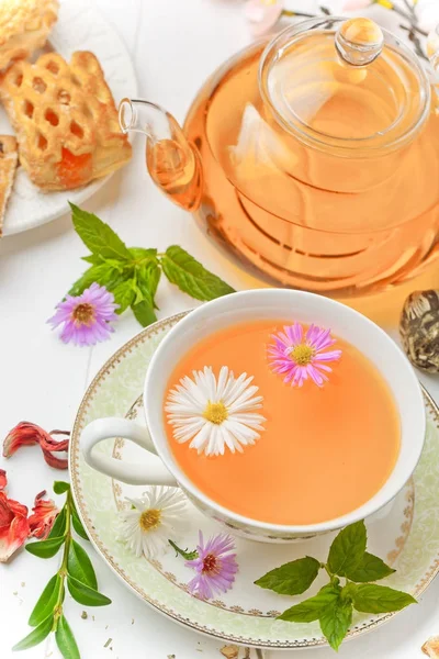 Tea is a hot drink — Stock Photo, Image