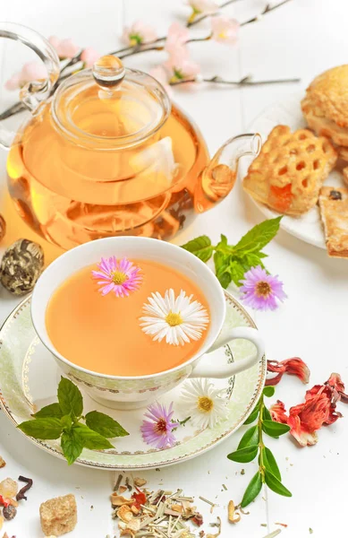 çay sıcak bir içecek olduğunu