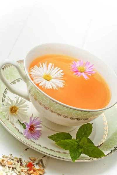 çay sıcak bir içecek olduğunu