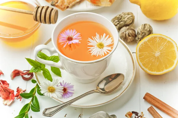 çay sıcak bir içecek olduğunu