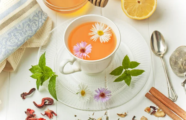 çay sıcak bir içecek olduğunu