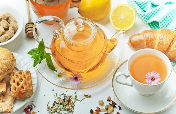 çay sıcak bir içecek olduğunu