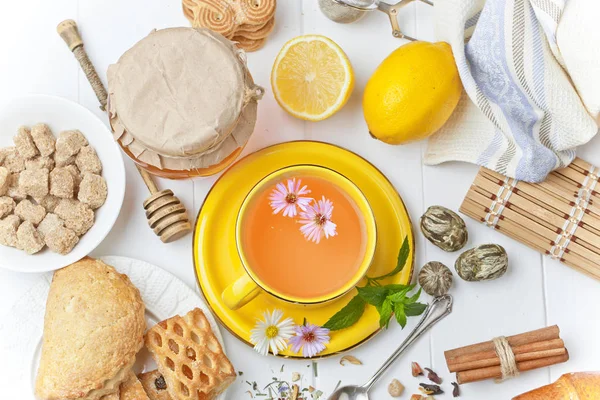 çay sıcak bir içecek olduğunu