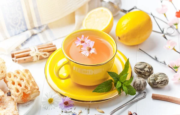 çay sıcak bir içecek olduğunu