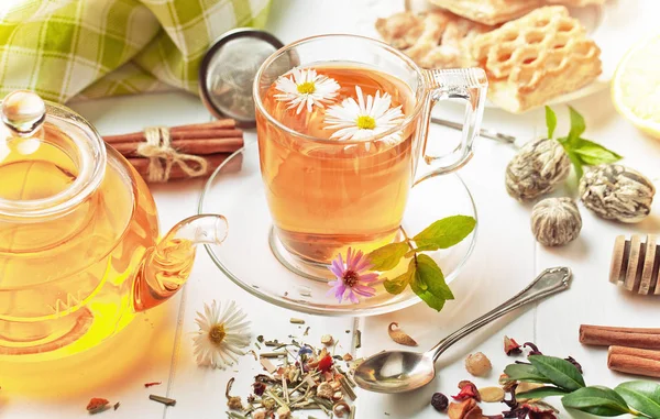 çay sıcak bir içecek olduğunu