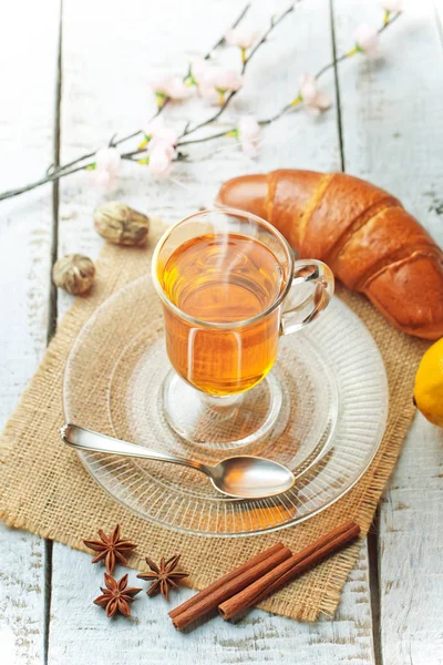 çay sıcak bir içecek olduğunu