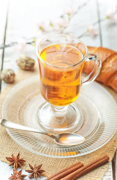 çay sıcak bir içecek olduğunu