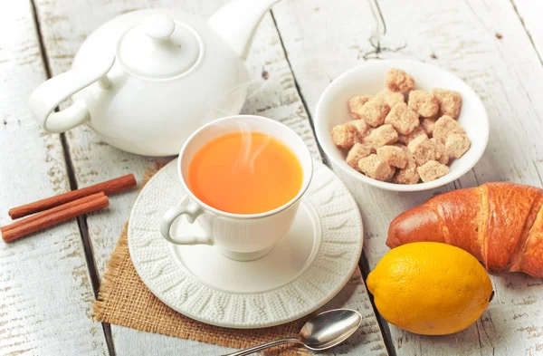 çay sıcak bir içecek olduğunu